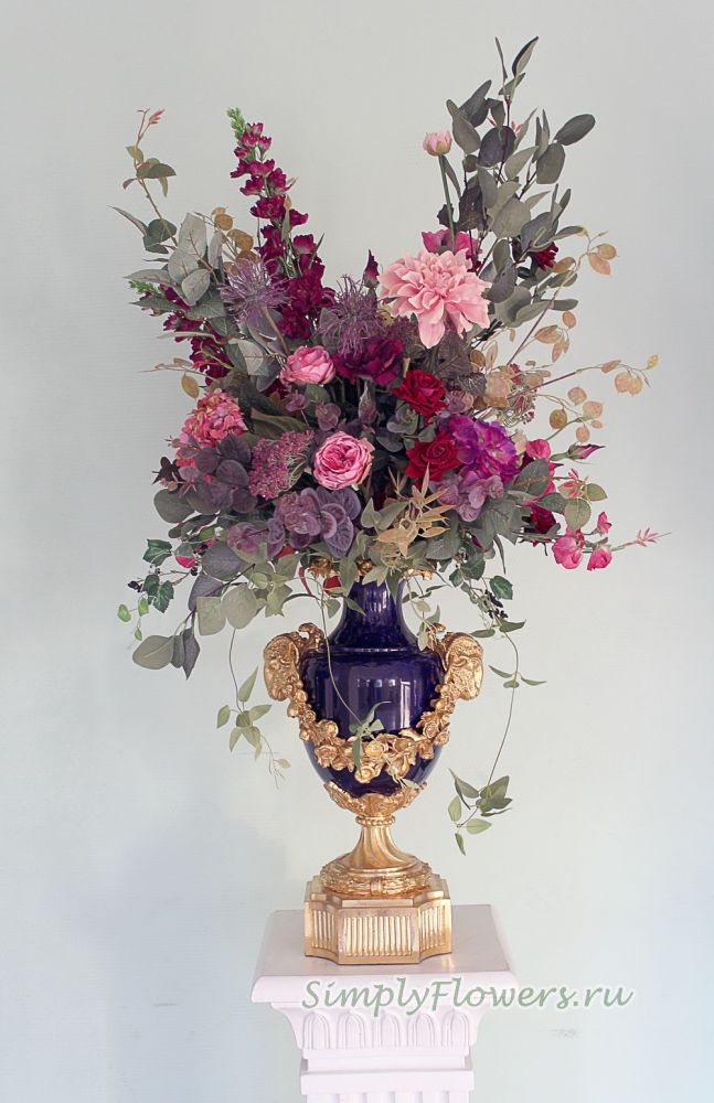 Искусственные цветы в антикварной вазе