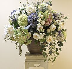 Композиция из искусственных цветов с голубой гортензией и белыми пионовидными розами