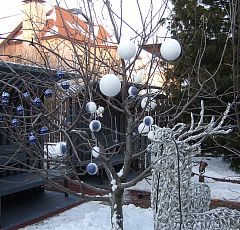  Новогоднее оформление  участка 2013 — Украшение дерева к Новому году. Синие шары из пластика, пушистые шары-снежки.