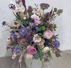 Композиция из искусственных цветов в светлой напольной вазе