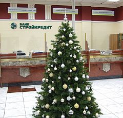 Украшение новогодней елки в офисе