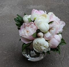 Букет невесты из белых и бледно-розовых пионов