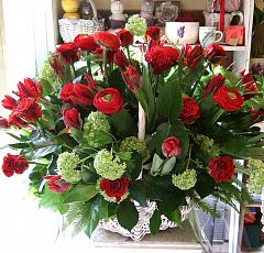  Большая цветочная корзина с красными розами, алыми ранункулюсами Клуни и тюльпанами Рококо — Розы, ранункулюсы, тюльпаны, вибурнум