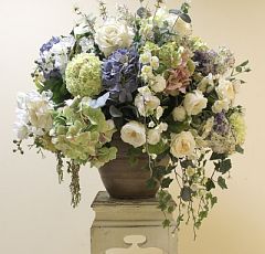Композиция из искусственных цветов с голубой гортензией и белыми пионовидными розами