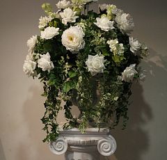 Композиция из искусственных белых роз и пионов — Объемная композиция из искусственных белых роз и пионов с каскадной зеленью. Диаметр 60см, высота 70 см