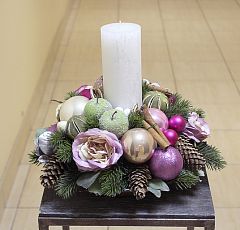 Новогодняя композиция со свечей и сиреневыми розами
