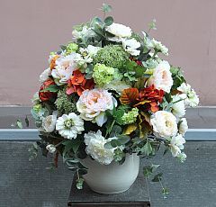Композиция из искусственных цветов с  белыми пионами и листьями кротона