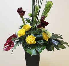 Букет для мужчины с желтыми розами и красными амариллисами