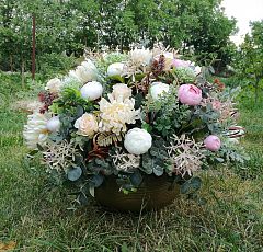 Композиция из искусственных цветов с белыми пионами и розовыми ранункулюсами
