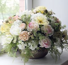 Композиция из искусственных цветов с желтыми маками, белыми пионами и английскими розами