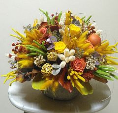 Небольшая композиция из сухоцветов с желтыми и оранжевыми стабилизированными розами