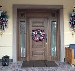  Новогоднее оформление  участка 2013 — Новогоднее оформление дома. Наружный фасад. Украшение плафонов композициями из  живой хвои, шаров, сосулек, бус;  Рождественский венок на входную дверь.