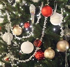 Украшение Новогодней елки в красно-белых тонах