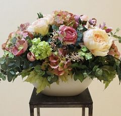 Композиция из искусственных цветов  с кремовыми пионами и розово-зеленой гортензией