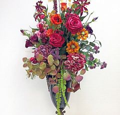 Букет из искусственных цветов в антикварной вазе позднего Барокко