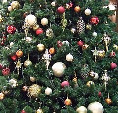Украшение высокой искусственной ели в загородном доме — украшение новогодней елки