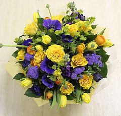 Яркий весенний букет с синими анемонами и желтыми розами