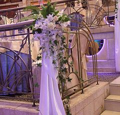 Немчиновка Парк. Свадебное оформление — Свадебное оформление банкетного зала. Высокие композиции на столах для гостей; оформление перил галереи. Бело-розовая гамма. Нежные изысканные розы, орхидеи, гортензия.