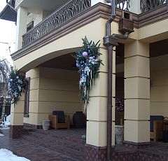  Новогоднее оформление  участка. Комплексный подход — Новогоднее оформление наружного фасада здания. Композиции на колоннах.