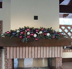  Новогоднее оформление  участка. Комплексный подход — Рождественская композиция на камин из живой хвои, елочных шаров и сосновых шишек.