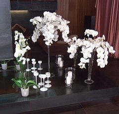 Barvikha Hotel & Spa . Годовщина свадьбы. Флористическое оформление — Лобби-бар. оформление камина и барной стойки. Орхидеи фаленопсис, свечи.