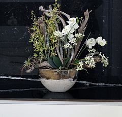 Искусственные орхидеи и суккуленты в кашпо из керамики