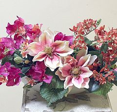 Композиция из искусственных цветов в японском стиле