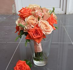 Букет невесты с коралловыми розами — Коралловые и персиковые розы, алхемилла, мята