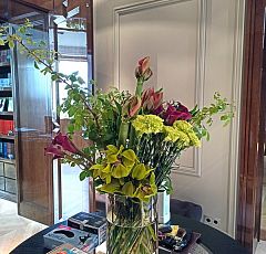 Цветы в вазе в квартиру