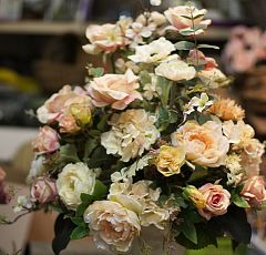 Высокая композиция из искусственных цветов с бледно-розовыми розами, махровыми пионами и веточками цветущей яблони