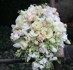 Букет невесты каплевидной формы