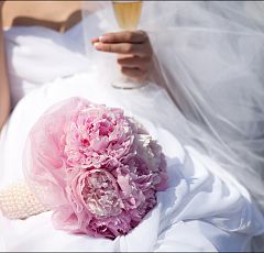 Букет невесты из розовых пионов — Букет из махровых розовых пионов. Тонкий аромат и нежность. Манжетка букета из розового фатина; ножка букета украшена жемчугом. Очень простой и необыкновенно выразительный букет.