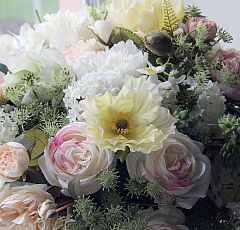 Композиция из искусственных цветов с желтыми маками, белыми пионами и английскими розами