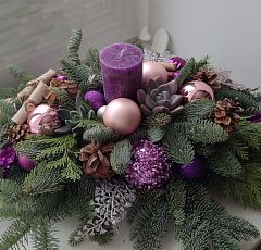 Новогодняя композиция с фиолетовой свечой и розовыми шарами