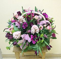  Яркая весенняя корзинка в розово-лиловых тонах — Амми, вероника, гиацинты, тюльпаны
