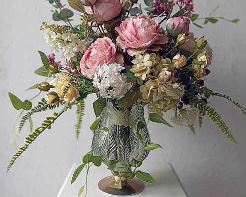 Букет искусственных цветов в стеклянной вазе-бокале