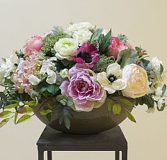 Композиция из искусственных цветов с малиновыми маками и персиковыми пионами