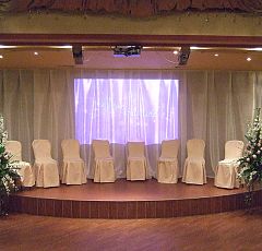 Немчиновка Парк. Свадебное оформление — Цветочное оформление в зале регистрации. Высокие цветочные композиции по краям сцены.