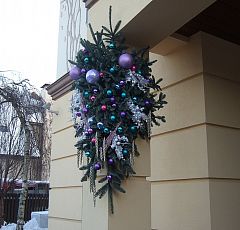  Новогоднее оформление  участка 2013 — Оформление наружного фасада. Большие композиции на колоннах из живой пихты и Рождественских аксессуаров.