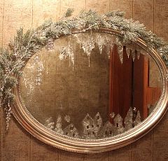 Новогоднее украшение зеркала в прихожей