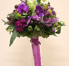 Букет невесты в лиловых тонах — Изысканный букет невесты в готическом стиле. Лиловые орхидеи фаленопсис, пурпурная турецкая гвоздика, сиреневый геллеборус.
