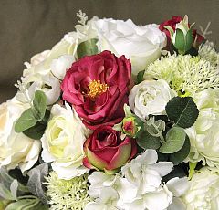 Композиция из искусственных цветов с английскими малиновыми розами 