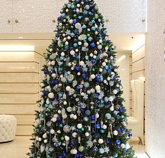 Украшение Новогодней елки в современном офисе. Изумруд и бирюза