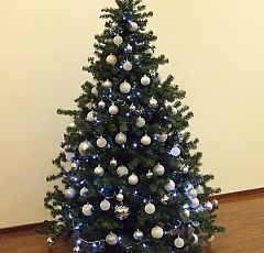 Украшение новогодней елки в офисе