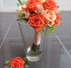 Букет невесты с коралловыми розами