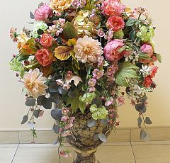 Композиция из искусственных цветов в напольной вазе