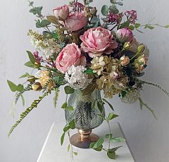 Букет искусственных цветов в стеклянной вазе-бокале