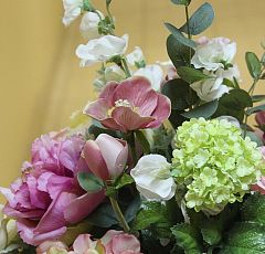 Композиция из искусственных цветов с малиновыми пионами