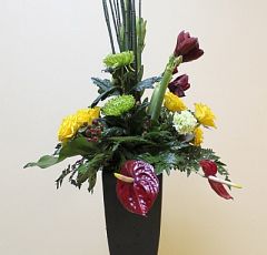 Букет для мужчины с желтыми розами и красными амариллисами
