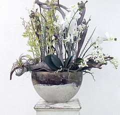 Искусственные орхидеи и суккуленты в кашпо из керамики